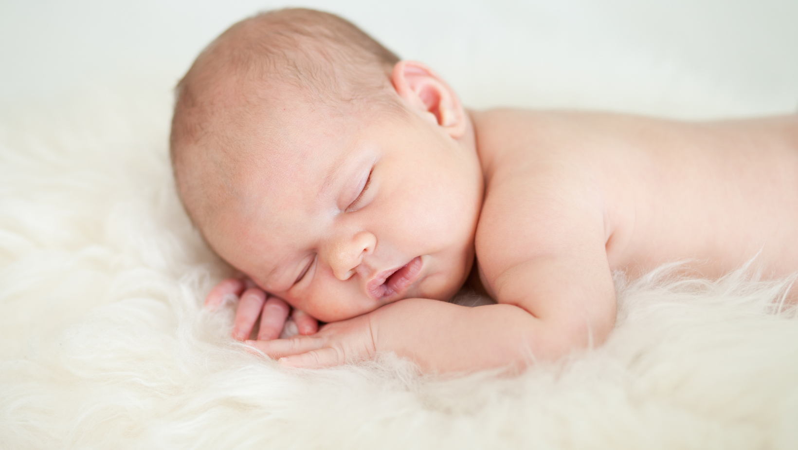 Zakaj ni varno, da vaš dojenček spi na trebuščku?